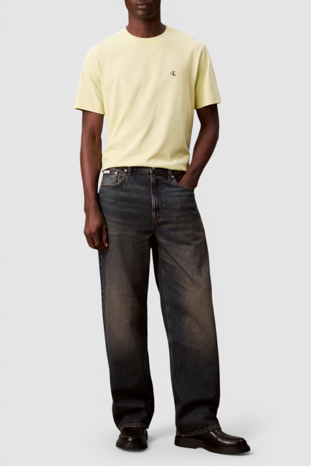 תמונת כל הלוק של חולצת טי בגזרה משוחררת